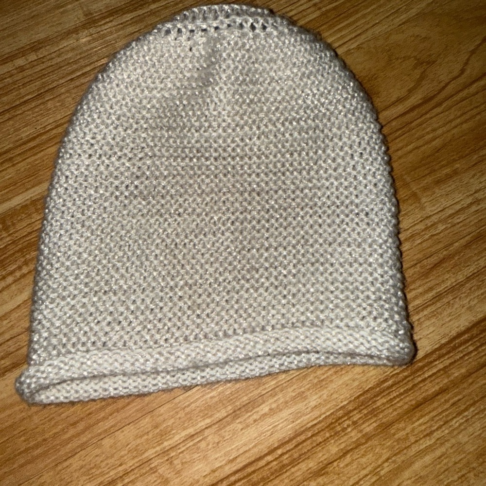 H&M Silver/Gold Metallic Lurex Knit Beanie Hat ✨
🌟
